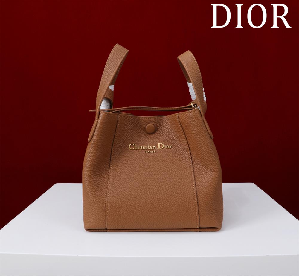 Diors new basket sizes in various colorsSize informationCan accommodate 1 mobile phone 1 wallet 2 clips sunglasses and lipstickThe size and weight