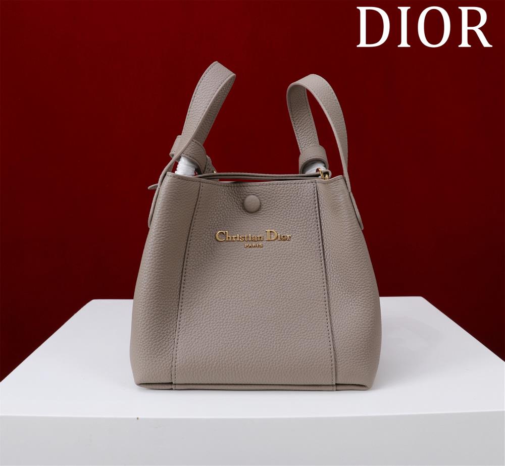 Diors new basket sizes in various colorsSize informationCan accommodate 1 mobile phone 1 wallet 2 clips sunglasses and lipstickThe size and weight