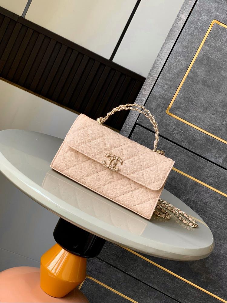 Light Apricot Caviar 25s Cross Handle Leather Horizontal Edition Large is a musthave for this season The design of the horizontal flip cover is retr