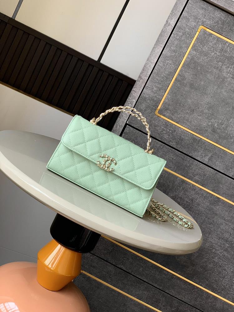 Exclusive shipment of light green caviar leather 25s cross handle leather horizontal version large size a musthave for this season The design of t