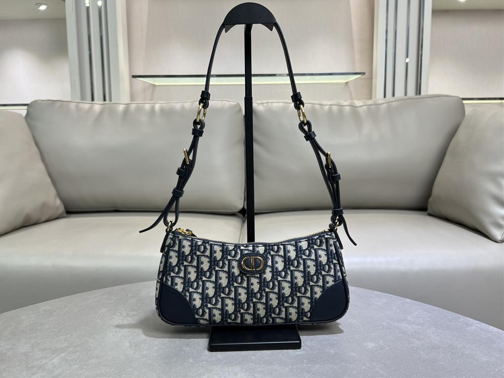 Number S2398UTZQSize 26127cmThis Wanderlust mini handbag is a new addition to the 20225 autumn ready to wear collection enriching the 30Montaigne col