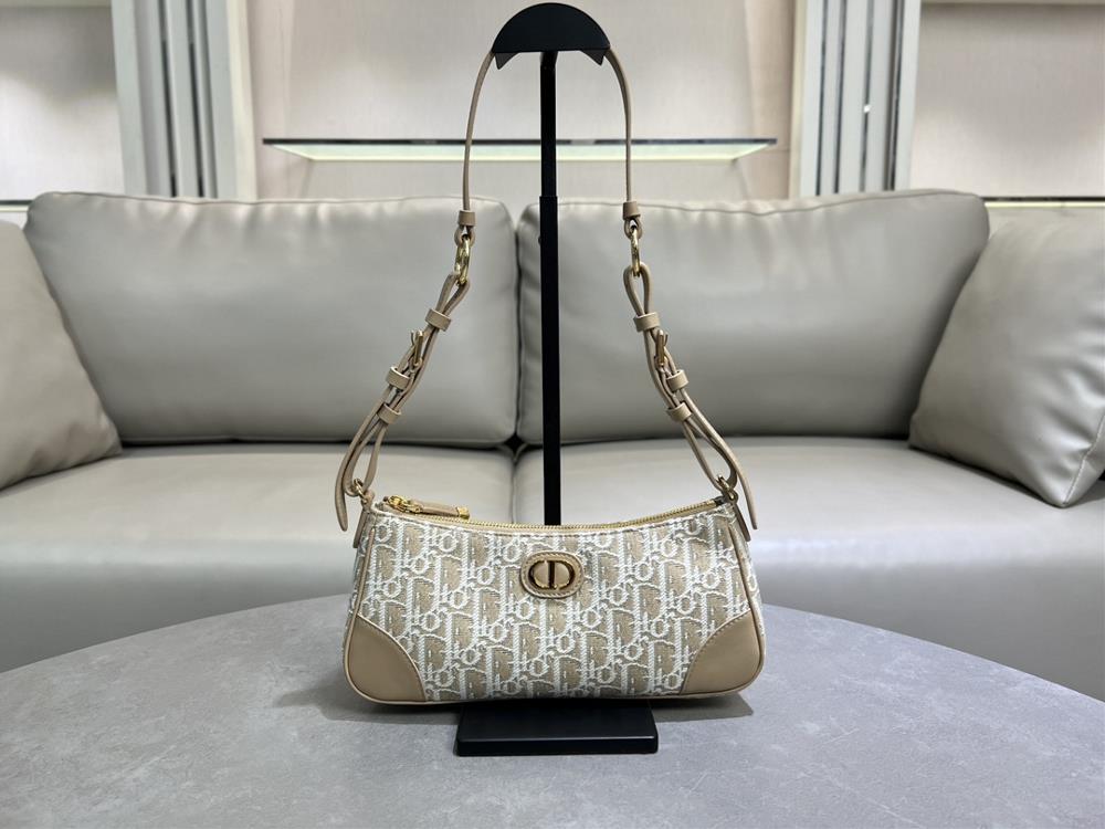 Number S2398UTZQSize 26127cmThis Wanderlust mini handbag is a new addition to the 20225 autumn ready to wear collection enriching the 30Montaigne col