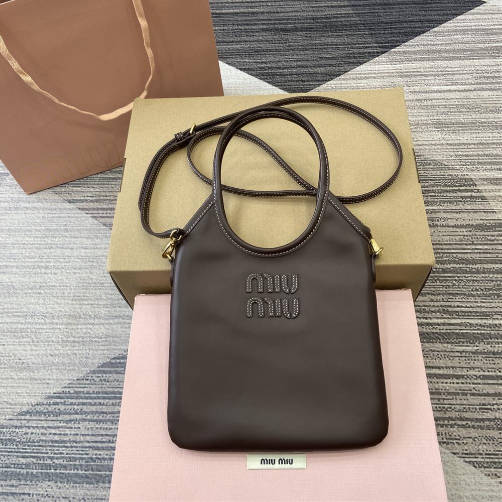 Equipped with a complete set of counter packaging for Mius new mini tote bag the new size is small cute and highly adaptable fashionable chic a