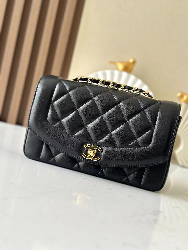 Complete packaging In stock Chane vintage CF chain bag in black sheepskinThe soft and sticky cowhide paired with golden hardware is definitely exquis