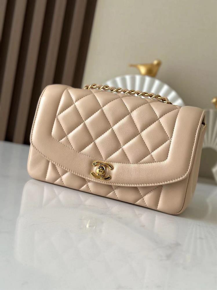 Complete packaging In stock Chane vintage CF chain bag in apricot sheepskin colorThe soft and sticky cowhide paired with golden hardware is definitel
