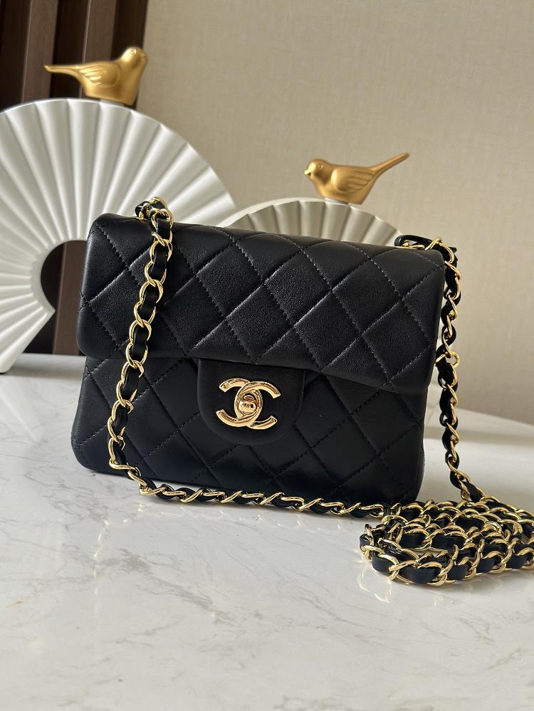 New shipment with complete packagingThe new Chanel square fat guy with a vintage logo is cute and exquisite which looks small but fully meets daily n