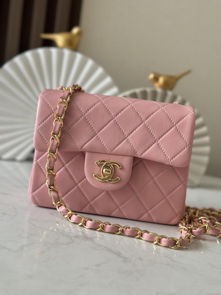 New shipment with complete packagingThe new Chanel square fat guy with a vintage logo is cute and exquisite which looks small but fully meets daily n