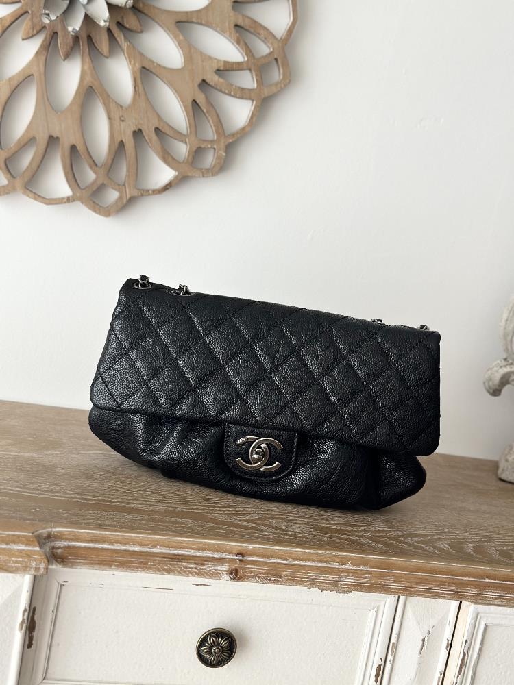 Complete packaging Original development toplevelChaneVintage cloud pack in stockUnique and fashionable with a high rate of return This is my first
