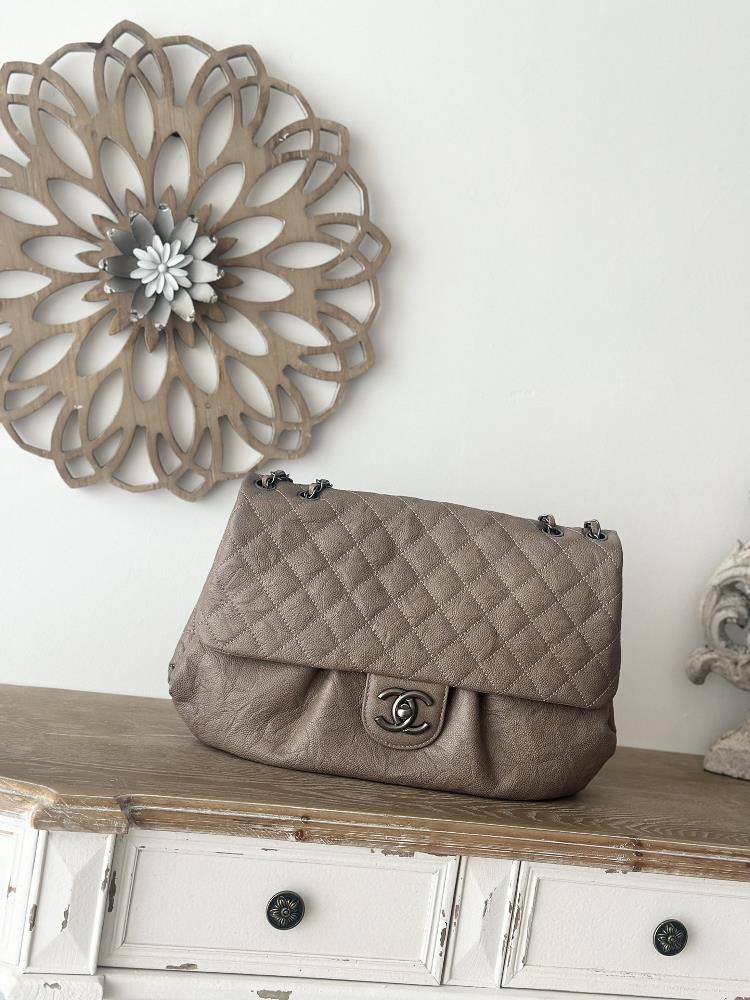 Full set of original packaging developed with topnotch apricot ball patternChaneVintage cloud pack in stockUnique and fashionable with a high rate o