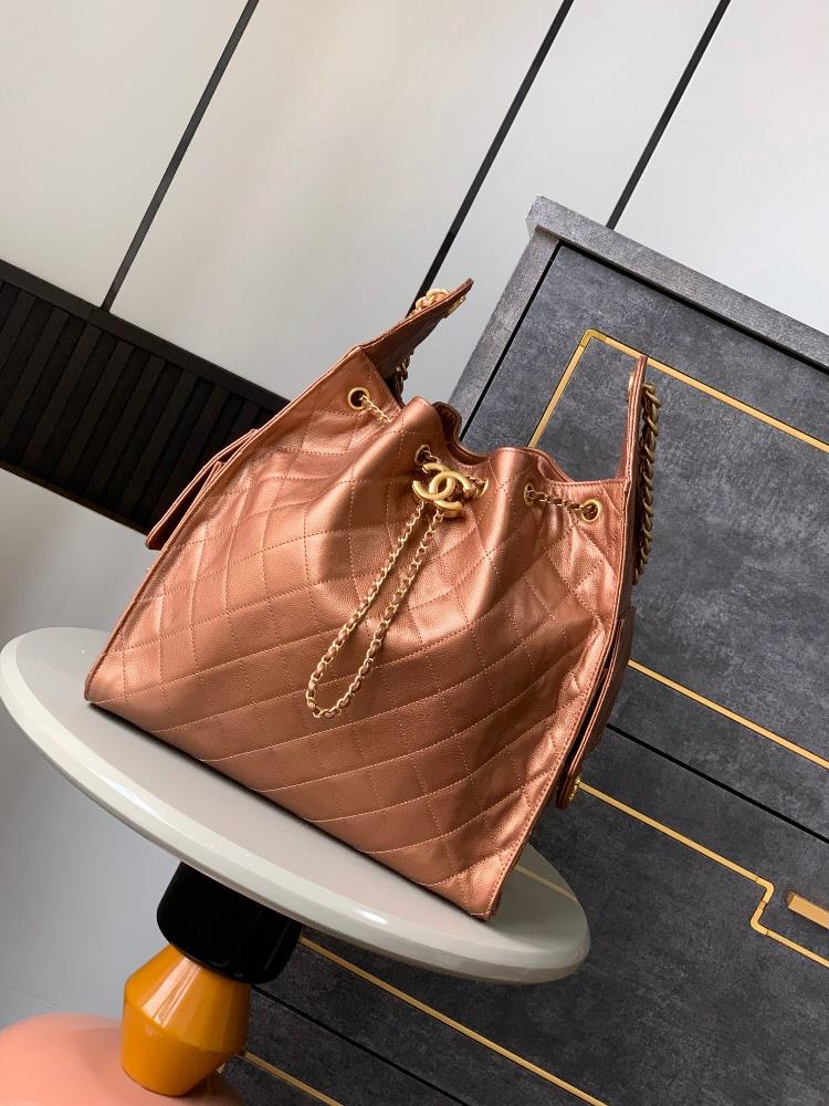 The antique bronze and gold large tire leather OHANEL spring and summer new model large hippie shiny surface casual lazy bag is undoubtedly the king o