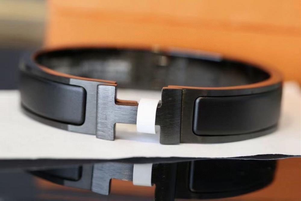 Hot selling product recommendationHermes So Black Warrior Misty Matte BraceletThe symbol of men the Black Warrior features a pure black matte matte