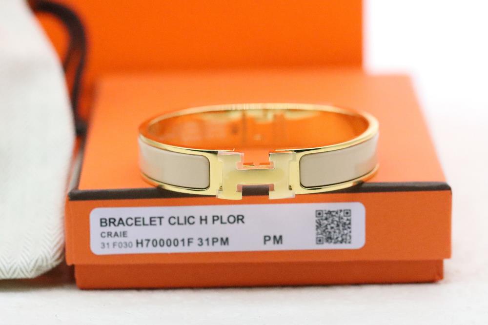 Hermes clic H gold milk tea enamel braceletPopular color schemes classic milk tea enamel more advanced and atmosphericThe CLIC H bracelet is one of