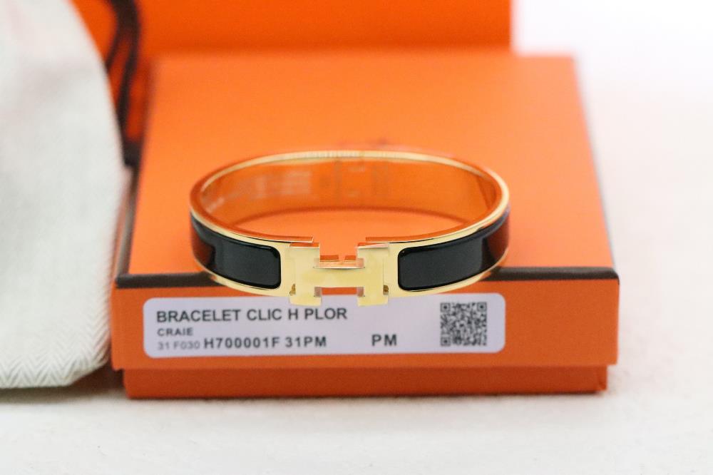 Hermes clic H black enamel braceletPopular color series classic black enamel more advanced and atmosphericThe CLIC H bracelet is one of the most pop