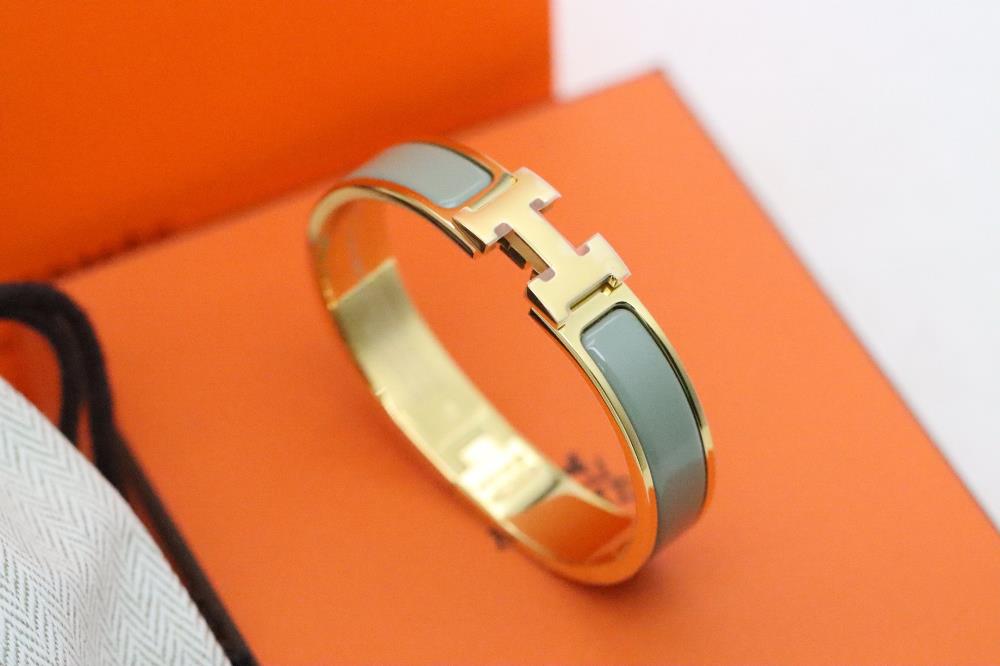Hermes clic H Elephant Grey Enamel BraceletPopular color series classic elephant gray enamel more advanced and atmosphericThe CLIC H bracelet is one