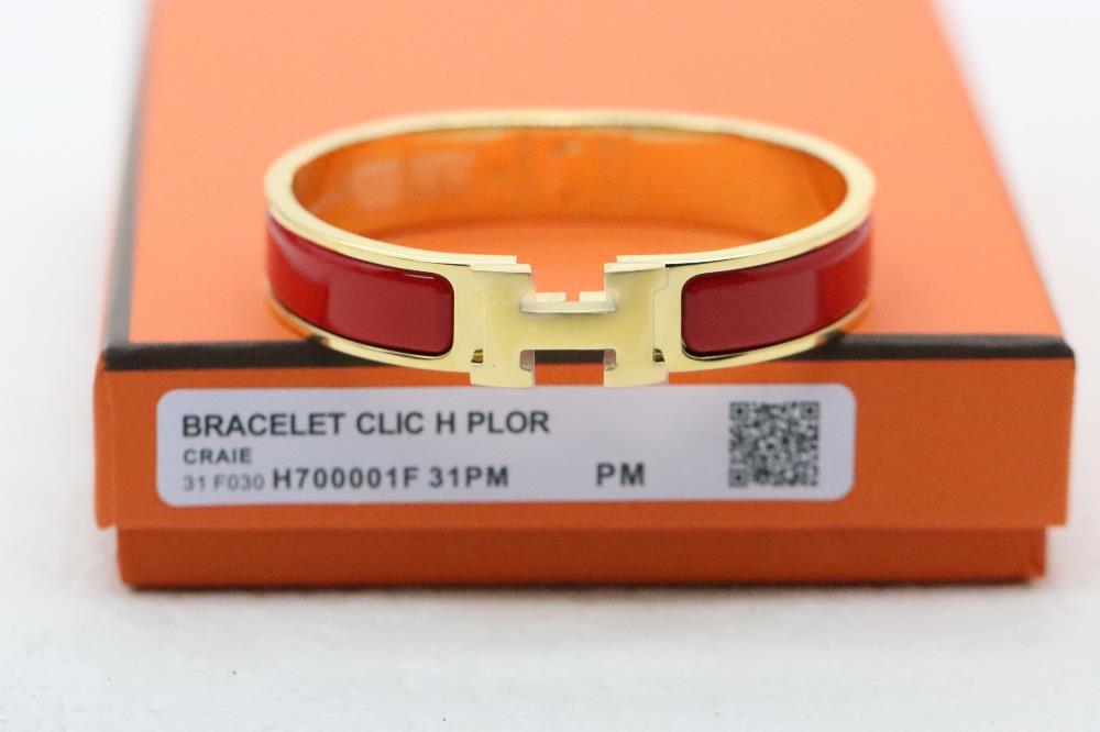 Hermes clic H gold red enamel braceletPopular color series classic red enamel more advanced and atmosphericThe CLIC H bracelet is one of the most po