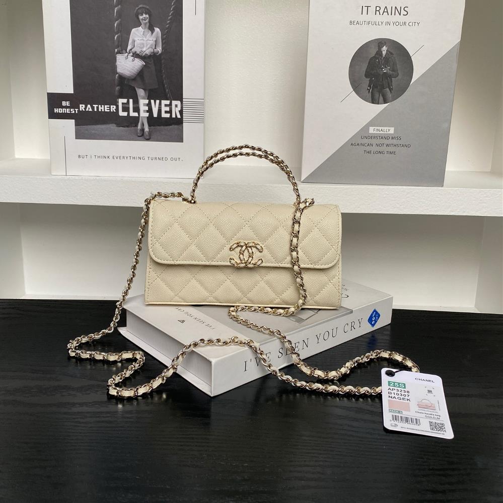Chanel 23p Black Horse Kelly Long Handle BagModel AP3238Material Litchi cowhideA super long shape that can hold a phone without being useless whethe