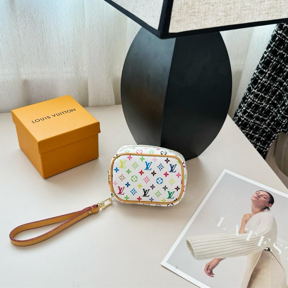 New LV handbag with 3 colors availableLouis Vuitton LV Mini Handbag WalletCan hold small items such as cards coins cosmetics etcsize 1396cmThe Vani