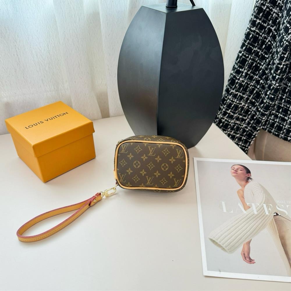New LV handbag with 3 colors availableLouis Vuitton LV Mini Handbag WalletCan hold small items such as cards coins cosmetics etcsize 1396cmThe Vani