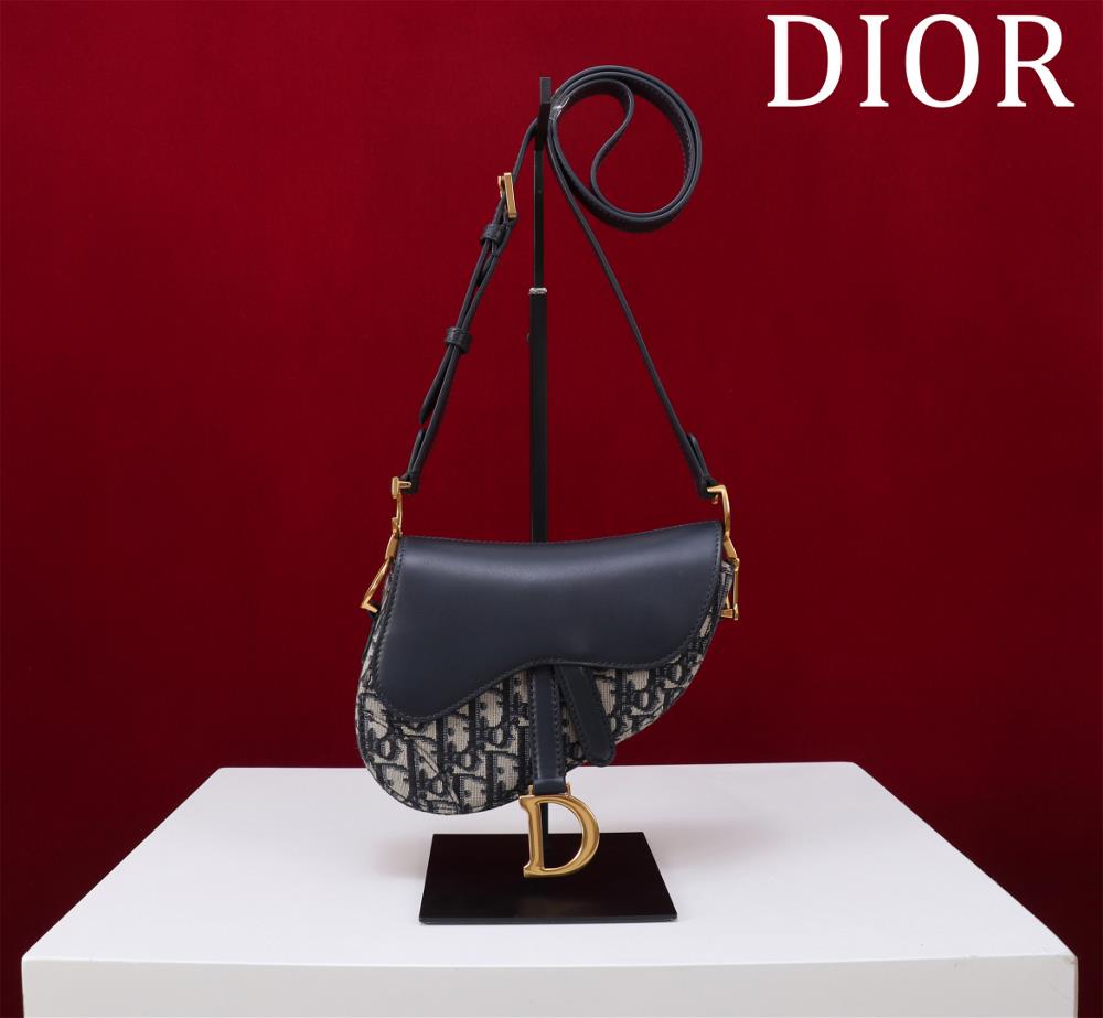 Mini Soft Saddle Saddle Saddle Bag with Shoulder Straps Blue ClothThis Soft Saddle saddle bag reinterprets Diors classic design creating a soft vers
