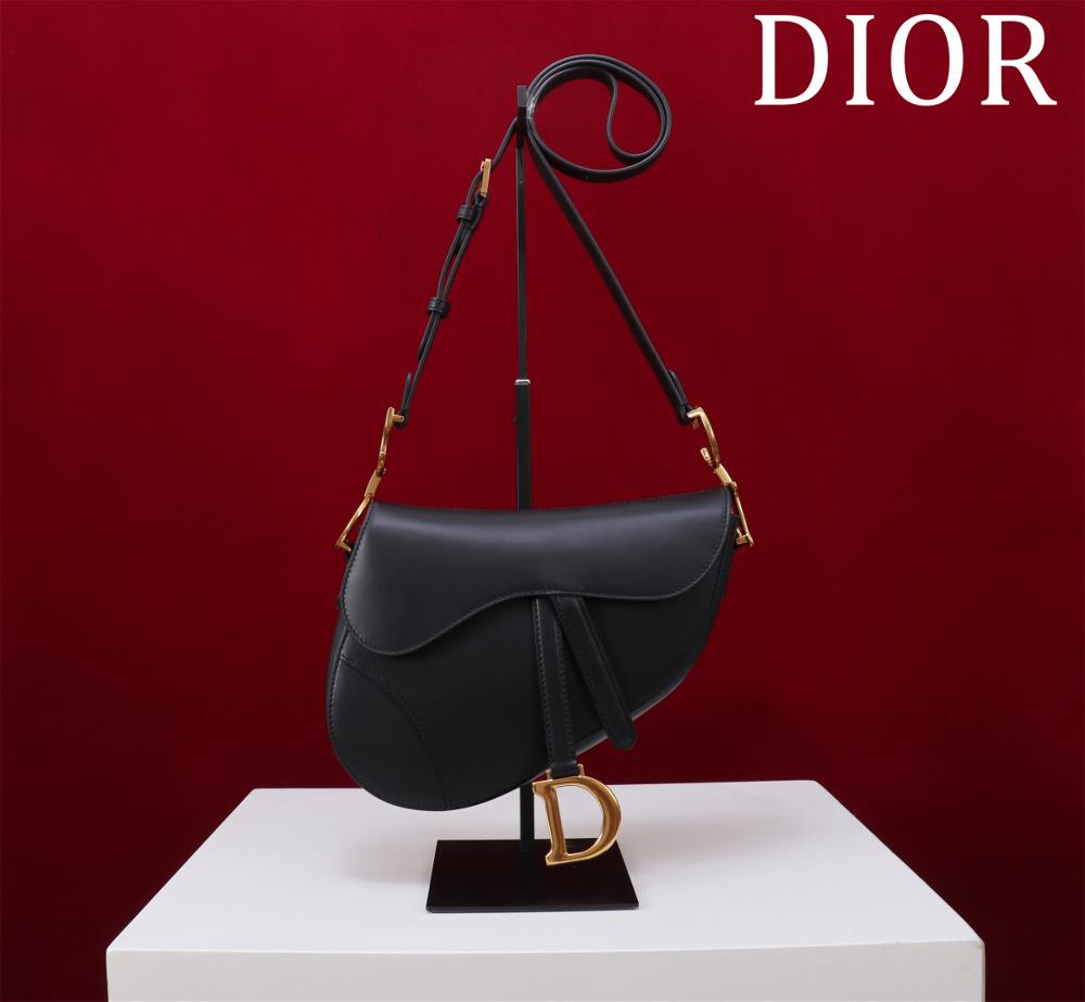 New Soft Saddle Saddle Bag with Strap BlackThis Soft Saddle saddle bag reinterprets Diors classic design creating a soft version Crafted with black