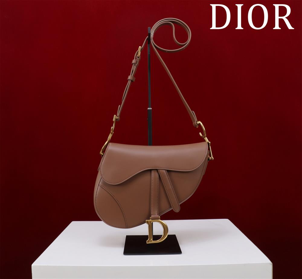 New Soft Saddle Saddle Bag with Shoulder Straps BrownThis Soft Saddle saddle bag reinterprets Diors classic design creating a soft version Crafted