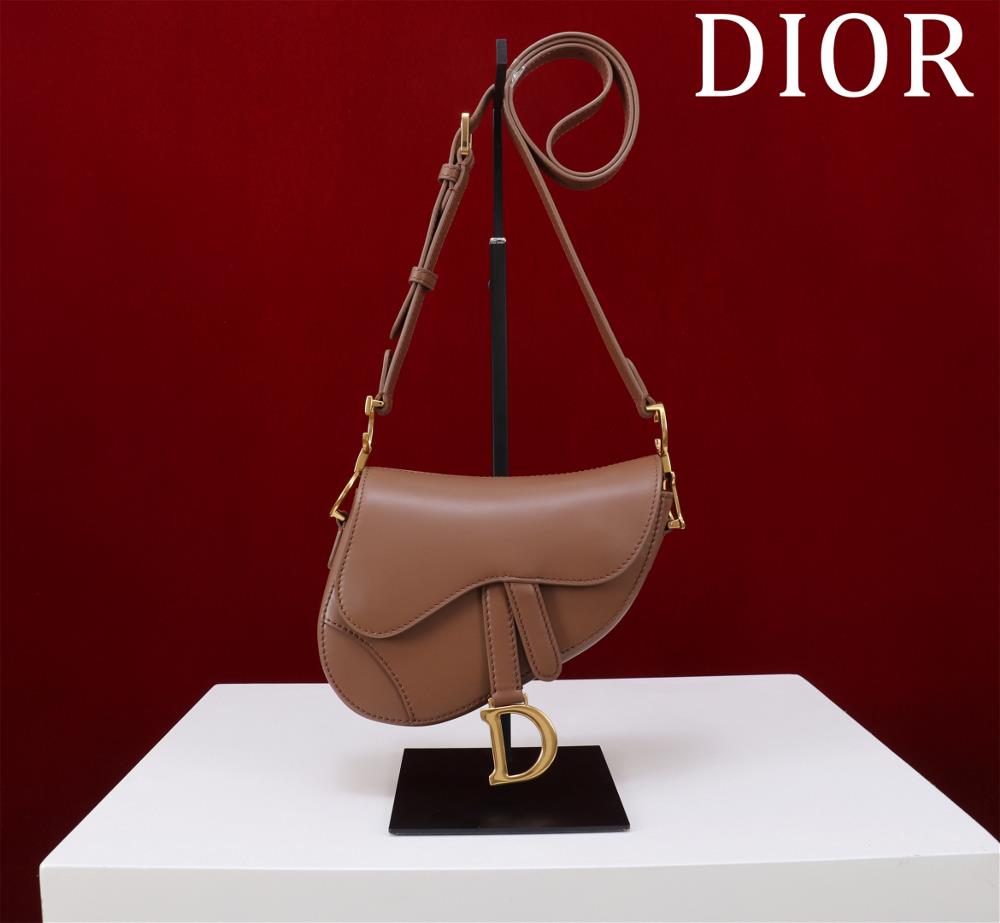 Mini Soft Saddle Saddle Saddle Bag with Shoulder Straps BrownThis Soft Saddle saddle bag reinterprets Diors classic design creating a soft version