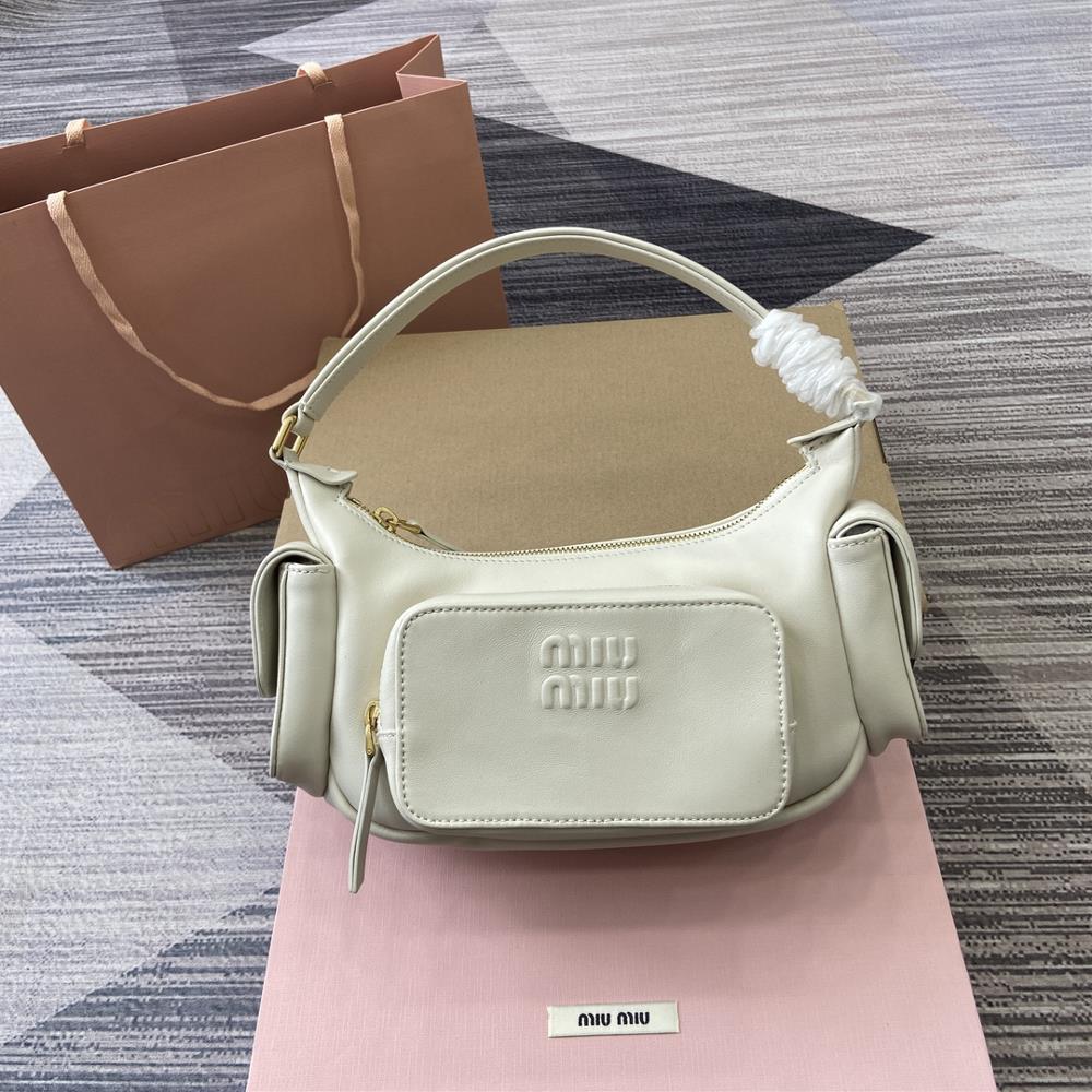 Equipped with a complete set of counter packaging this years most special style motorcycle bag is made of brand new retro plant soft sheepskin clas