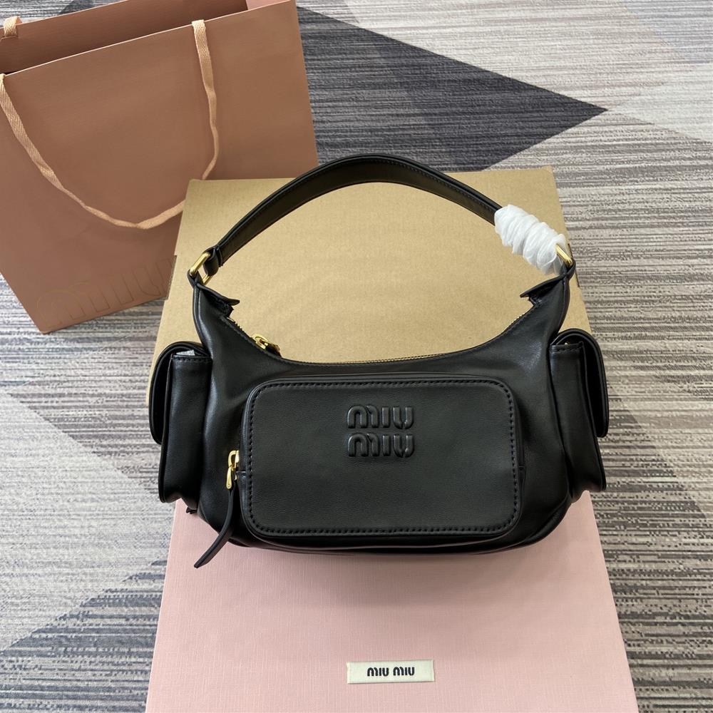 Equipped with a complete set of counter packaging this years most special style motorcycle bag is made of brand new retro plant soft sheepskin clas
