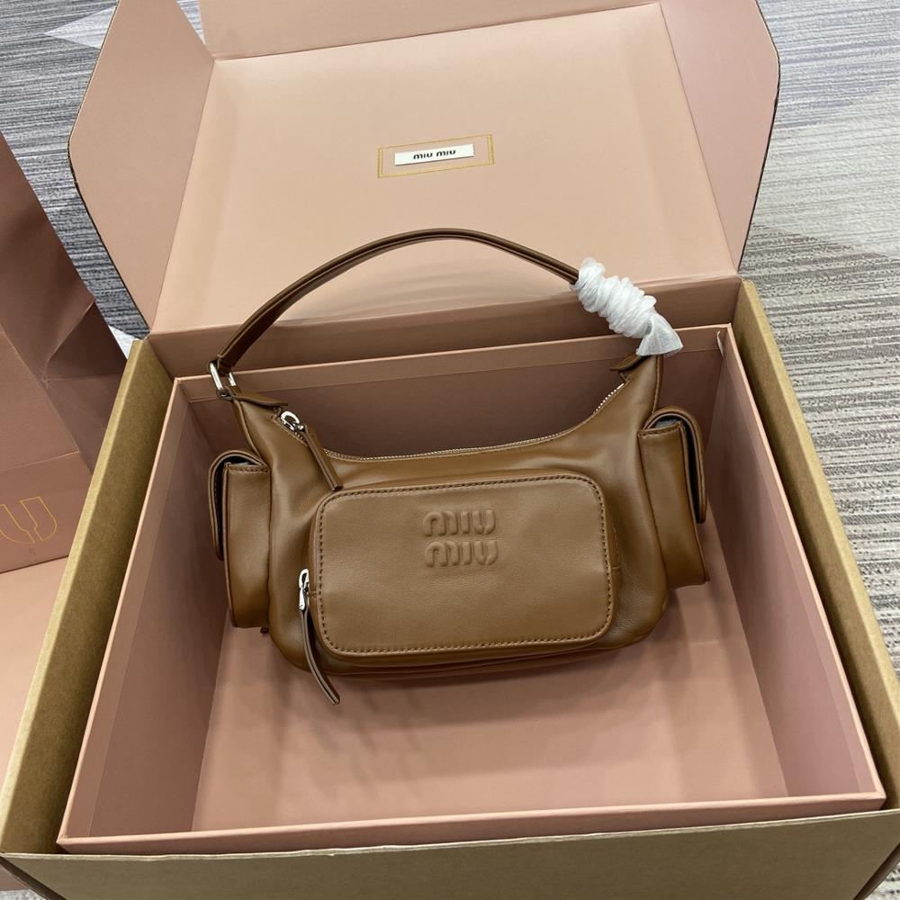 Equipped with a complete set of counter packaging this years most special style motorcycle bag is made of brand new retro plant soft sheepskin clas