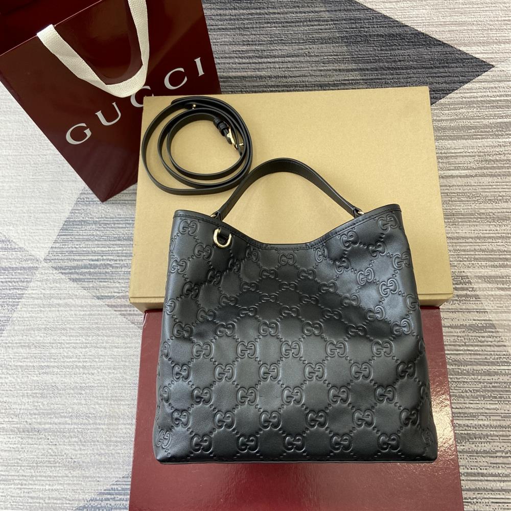 Equipped with a complete set of counter packaging the GG Emblem series revitalizes and interprets the brands timeless elegance and exquisite craftsm
