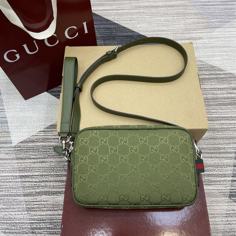 This small crossbody bag comes with a full set of counter packaging and is crafted with GG canvas paying tribute to the brand founder Guccio Guccis