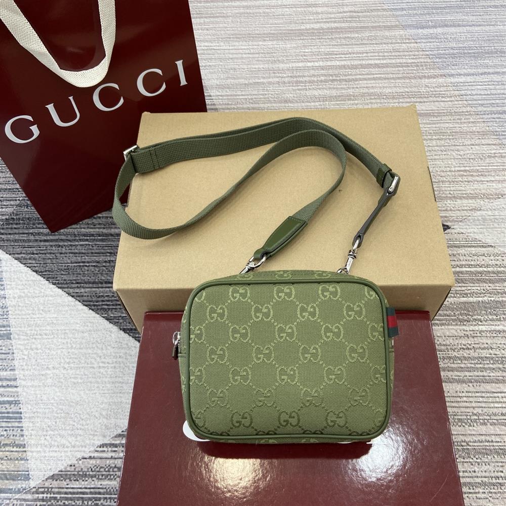 Comes with a complete set of GG canvas packaging to pay tribute to the brands standing and recognizable GG letter interweaving pattern which is deri