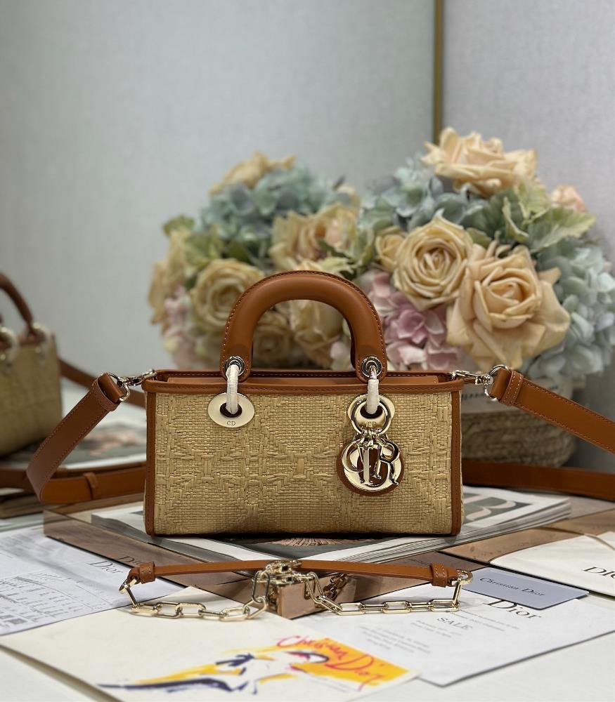 Horizontal Princess Diana bag woven small sizeThe allnew Lady DJoy bag many people should have been attracted by this narrow version of the Princess