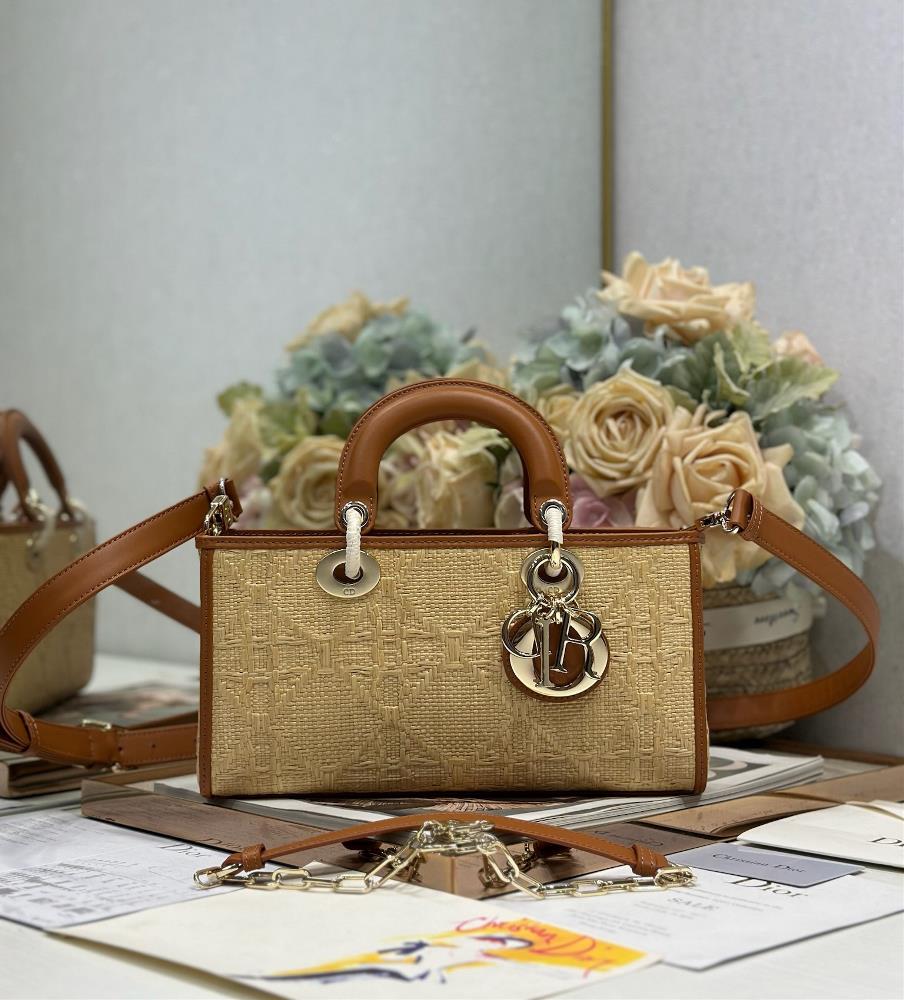 Horizontal Diana bag woven medium sizeThe allnew Lady DJoy bag many people should have been attracted by this narrow version of the Princess Diana b