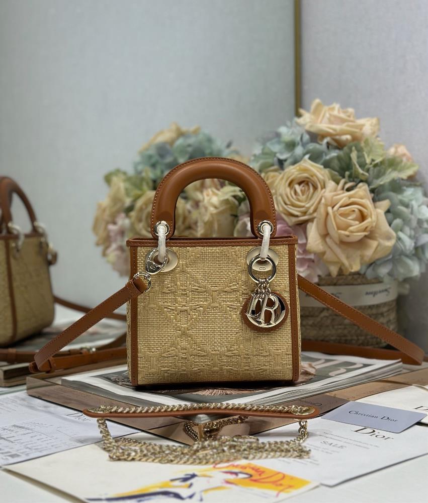 Three grid Princess Diana weavingThis Lady Dior handbag embodies Diors profound insight into elegance and beauty Fashionable and elegant design will