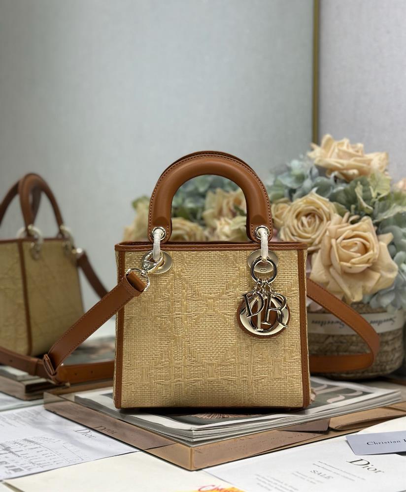 Four grid Princess Diana weavingThis Lady Dior handbag embodies Diors profound insight into elegance and beauty Fashionable and elegant design will