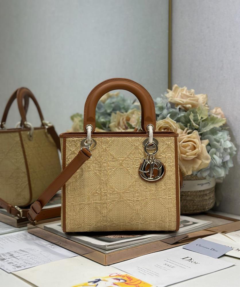 Weaving of Five Grid Princess DianaThis Lady Dior handbag embodies Diors profound insight into elegance and beauty Fashionable and elegant design wi