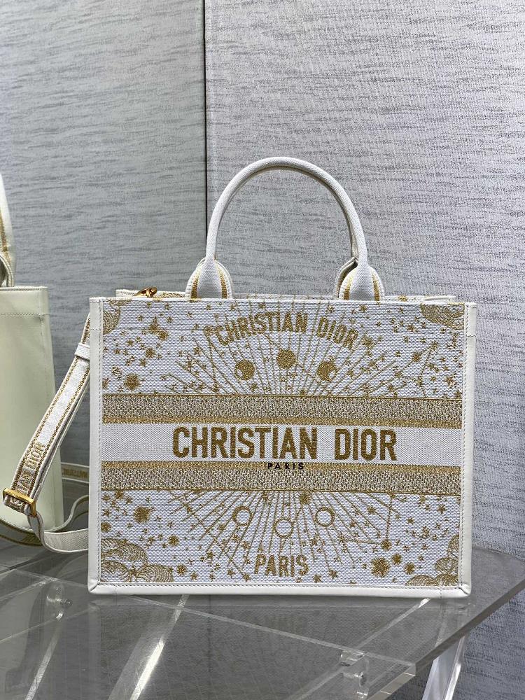 Medium size Dior Book Tote handbagThe Dior Book Tote handbag presented by Maria Grazia Chiuri embodies Diors classic interpretation of elegance w