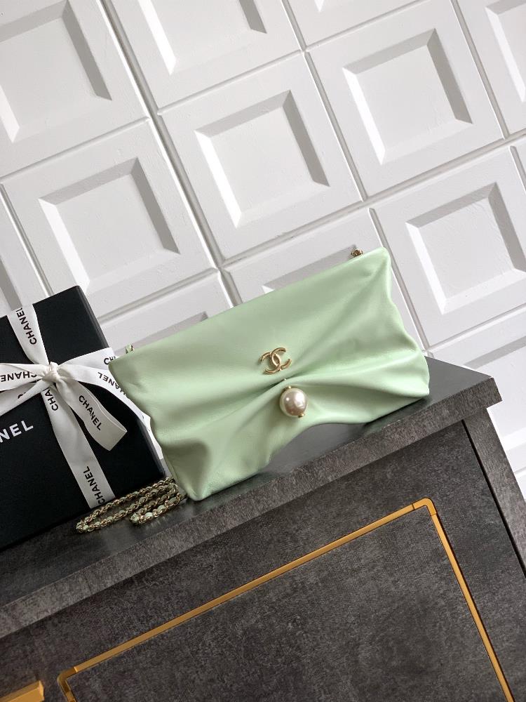 Apple green OHANEL 25S bracelet bag in hand who is not impressed by the design of gold small double C and black gold shoulder belt chain small and e