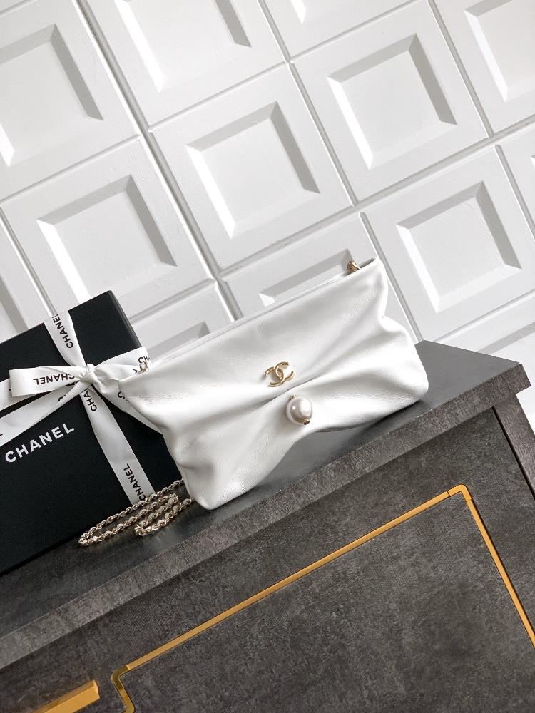 Milk white OHANEL 25S handheld bracelet bag who wouldnt be tempted by it The gold small double C and black gold shoulder strap chain design are sm