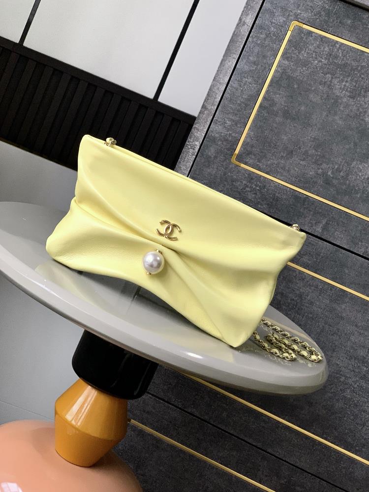 Little Chicken Yellow OHANEL 25S Handheld Bracelet Bag who wouldnt be tempted by it The gold double C and black gold shoulder strap chain design ar