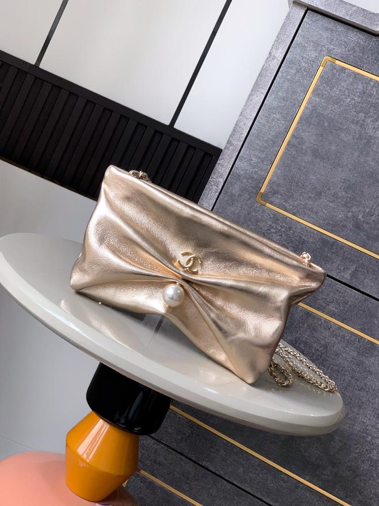 Champagne OHANEL 25S bracelet bag in hand who is not impressed by the design of gold small pair C and gold shoulder belt chain small and exquisite i