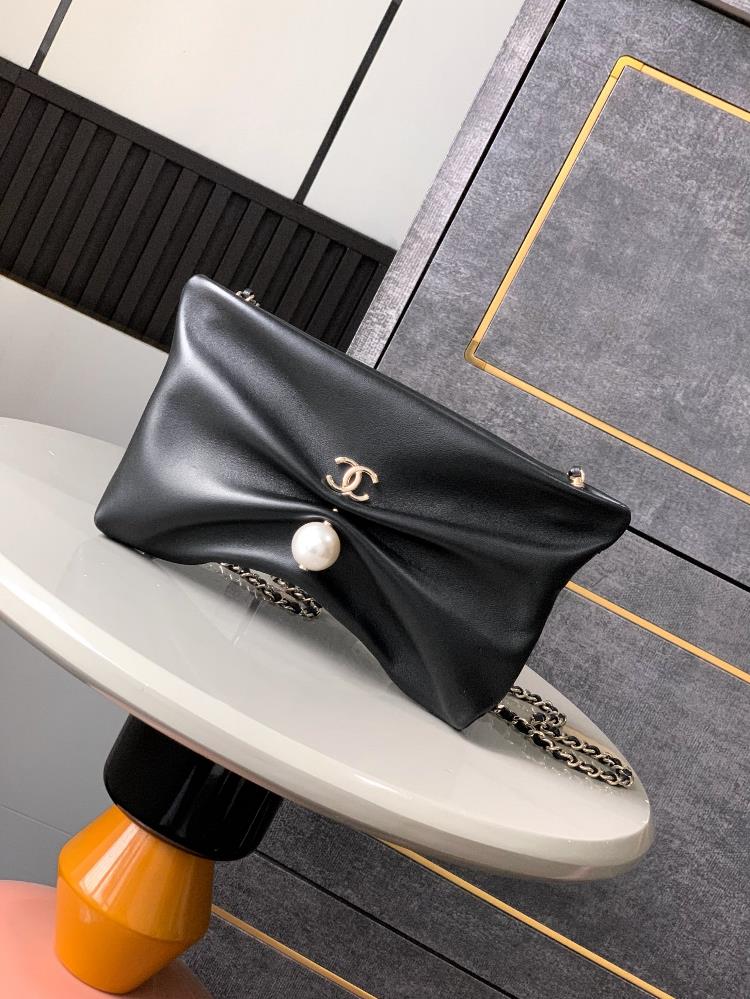 The black OHANEL 25S is holding a bracelet bag in hand Who would be surprised to see the design of the gold small pair C and the black gold shoulder