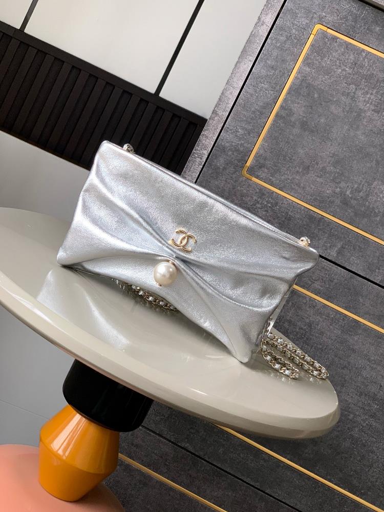 OHANEL 25S is holding a bracelet bag in hand Who would be surprised to see the design of gold small double C and black gold shoulder belt chain whic