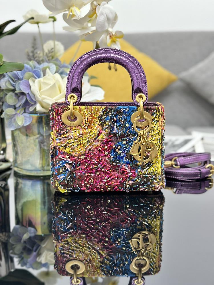 Lady Diors three panel embroidery art limited edition beads are made of full leather both inside and outside with the inner wheat representing exqui