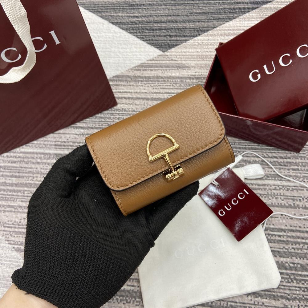 Equipped with a complete set of counter packaging Gucci continues the brands deep heritage and deepens its connection with the origin of equestriani