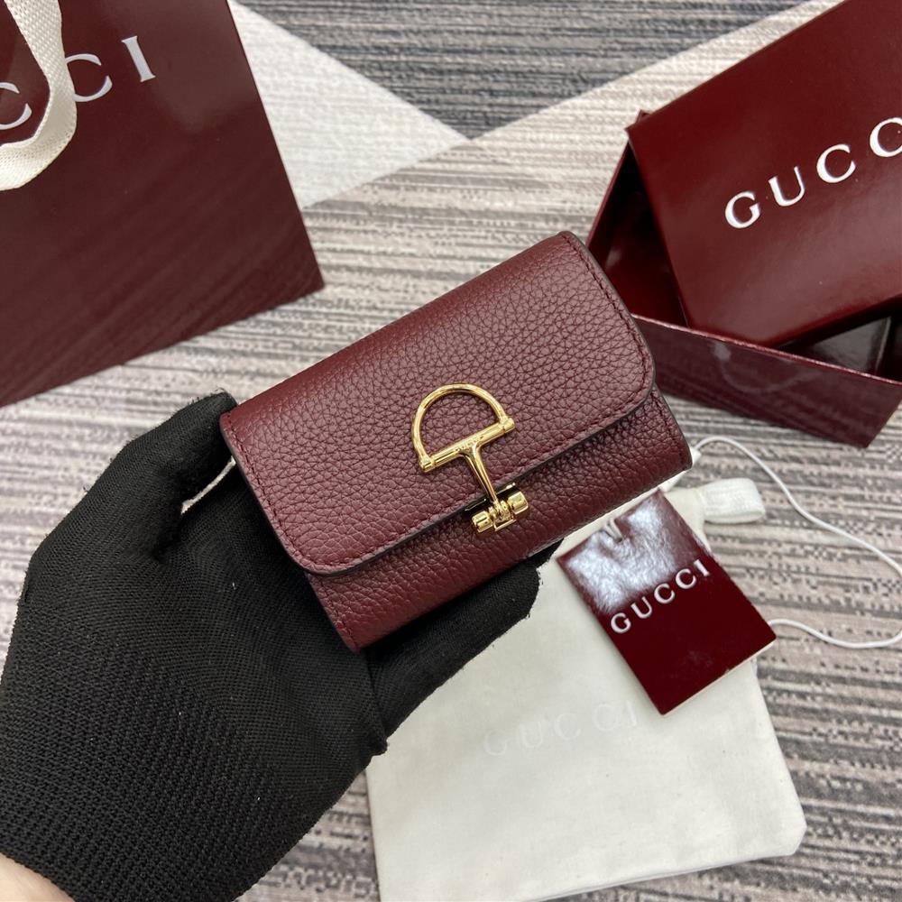 Equipped with a complete set of counter packaging Gucci continues the brands deep heritage and deepens its connection with the origin of equestriani