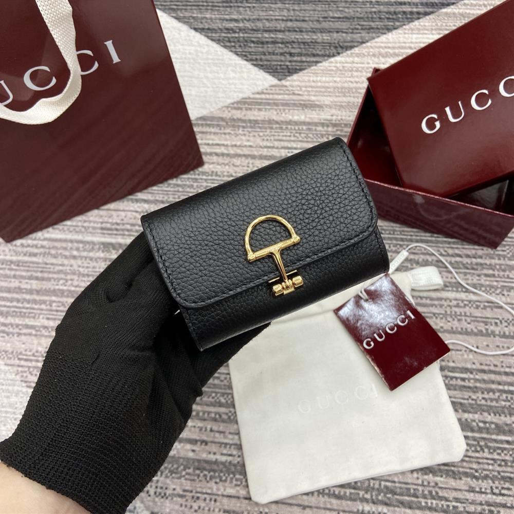 Equipped with a complete set of counter packaging Gucci continues the brands deep heritage and deepens its connection with the origin of equestriani