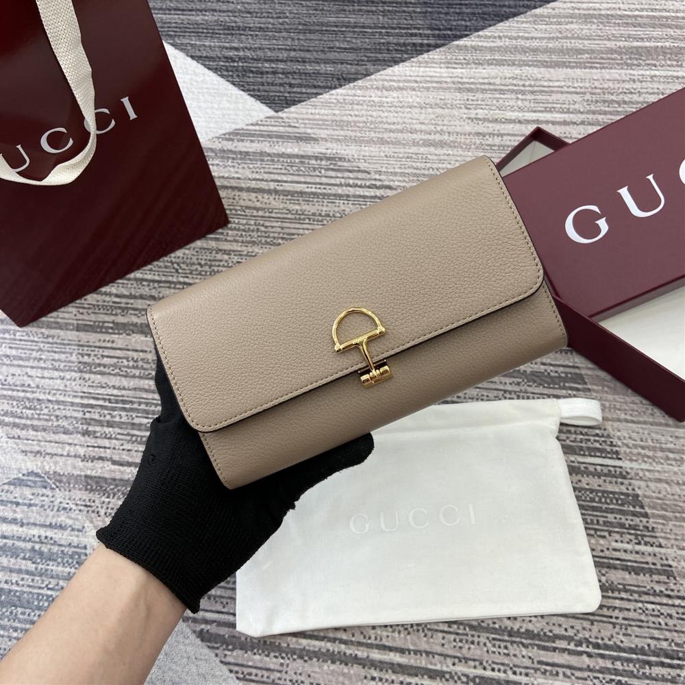 Equipped with a complete set of counter packaging this Gucci Softbit shoulder bag is ingeniously integrated with the brands classic equestrian style