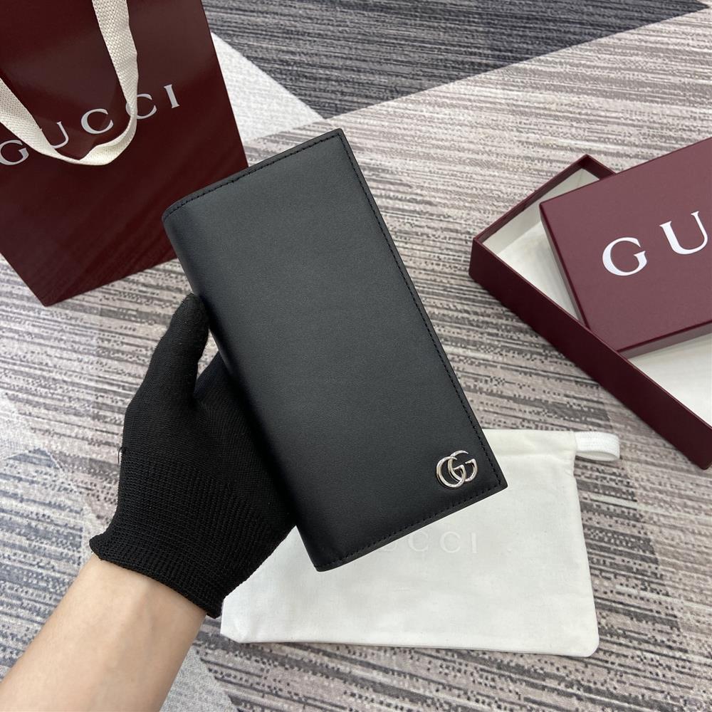 Equipped with a complete set of counter packaging the GG Marmont series features colorful details as eyecatching highlights and novel functions add